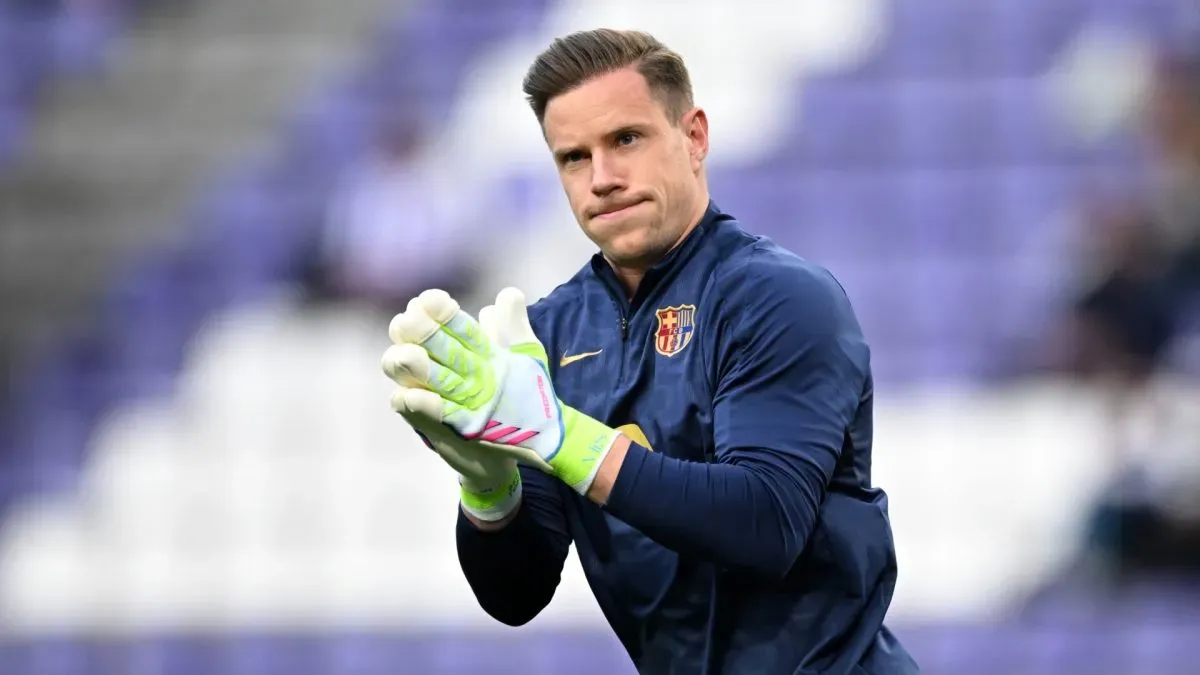 Marc-Andre ter Stegen do FC Barcelona se aquece antes da partida da LaLiga entre Real Valladolid CF e FC Barcelona em Jose Zorrilla em 03 de maio de 2025 em Valladolid, Espanha.