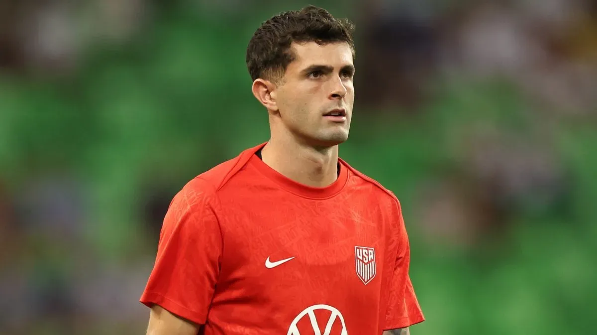 Christian Pulisic nº 10 dos Estados Unidos se aquece antes do jogo contra o Equador.