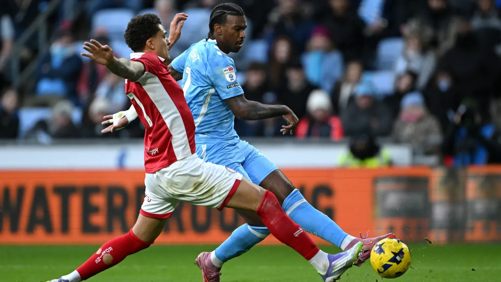 Haji Wright, do Coventry City, ultrapassa o desafio de Neto Borges, do Bristol City, pela bola.