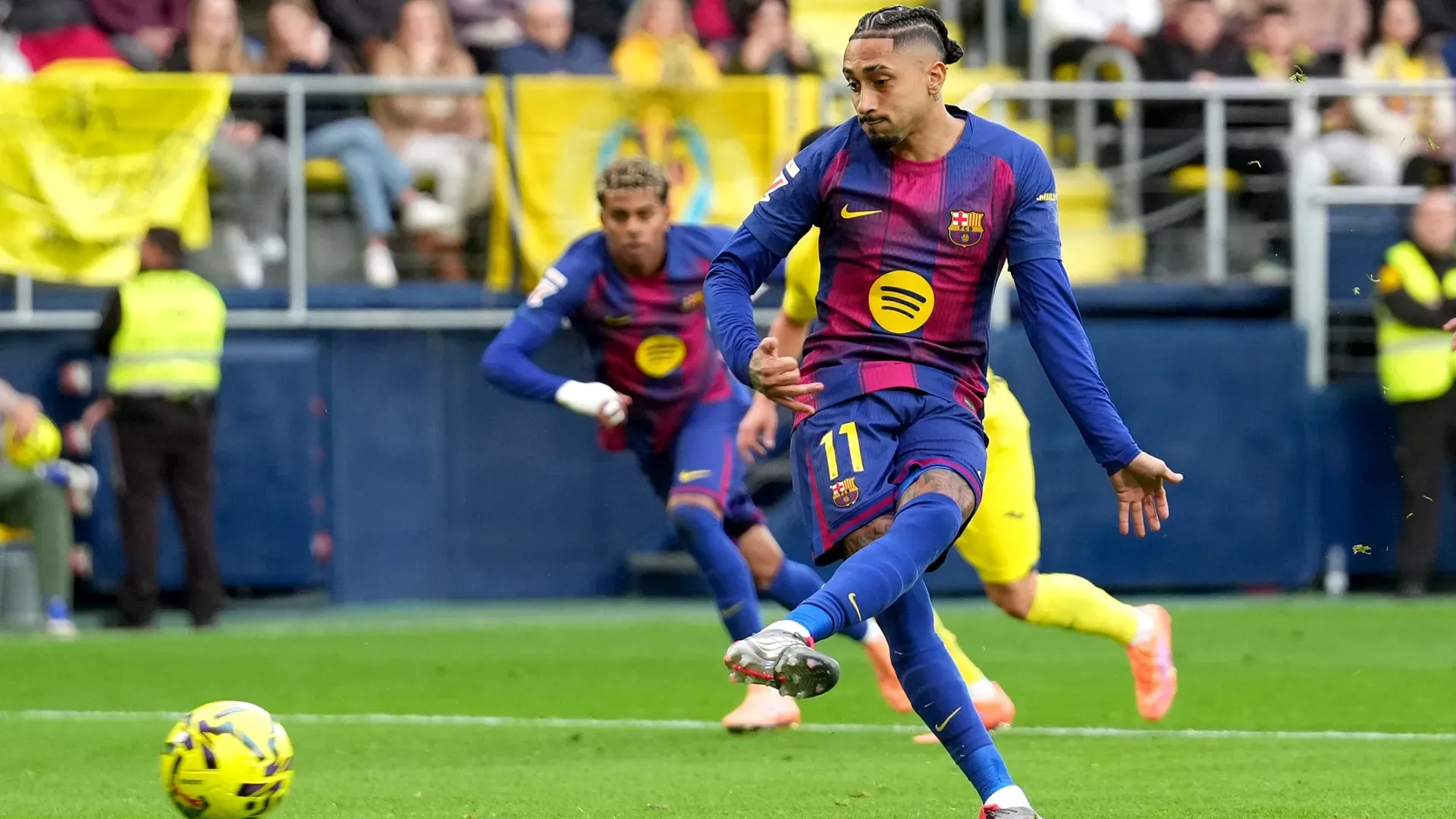 Raphinha, do FC Barcelona, ​​marca de pênalti contra o Villarreal.