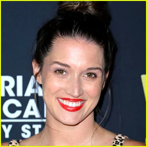 A ex-estrela de 'Bachelor' Jade Roper Tolbert compartilha uma história emocional por trás da foto de família gerada por IA