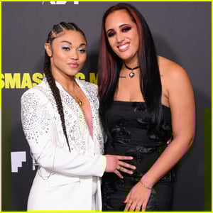 A filha de Dwayne Johnson, Simone Johnson, estabelece relacionamento com a colega estrela da WWE, Tatyanna Dumas, oficial do Instagram