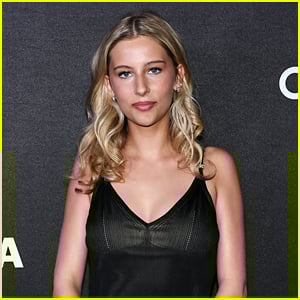 A filha de Sofia Coppola, Romy Mars, responde às alegações de que ela fez uma plástica nos seios