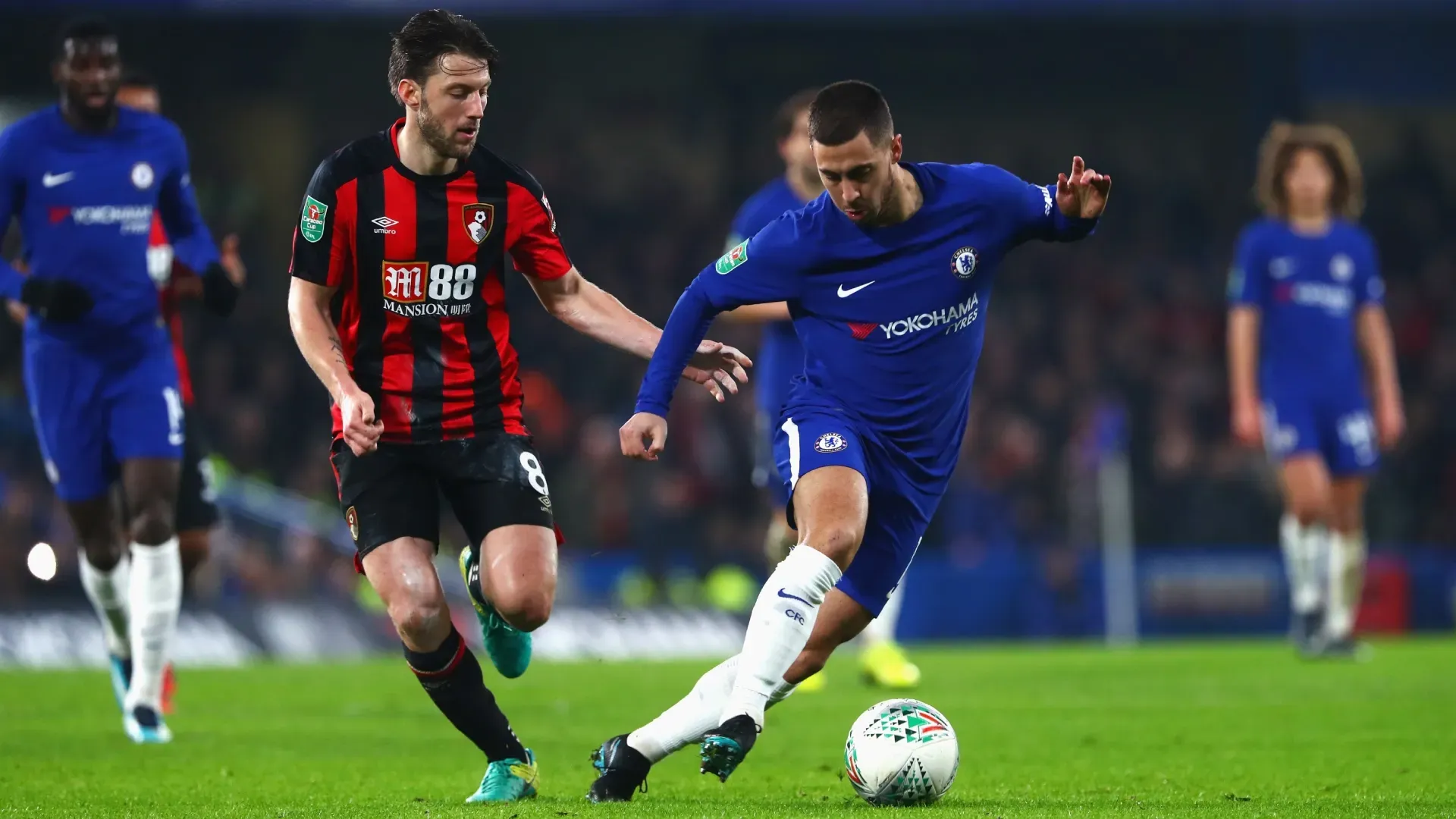 Eden Hazard, do Chelsea, corre com a bola sob pressão de Harry Arter, do AFC Bournemouth.
