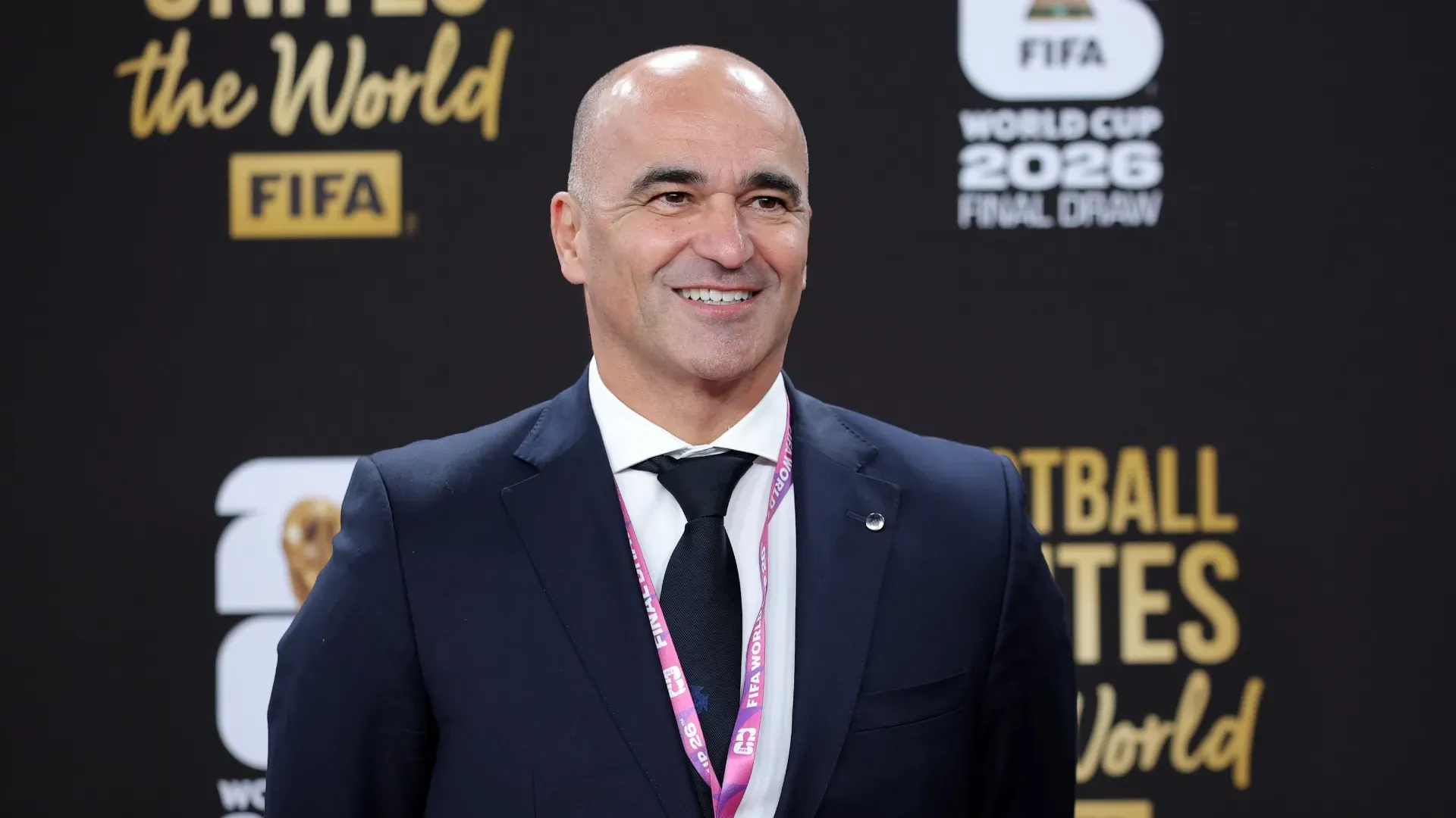 Roberto Martinez, técnico de Portugal, posa no tapete vermelho antes do sorteio oficial da Copa do Mundo FIFA 2026.