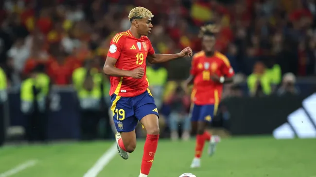 Lamine Yamal, da Espanha, controla a bola durante a partida semifinal da UEFA Nations League 2025 entre Espanha e França.