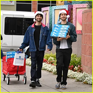 Alex e Nat Wolff espalham alegria pelo feriado com entrega de brinquedos no hospital infantil de Los Angeles