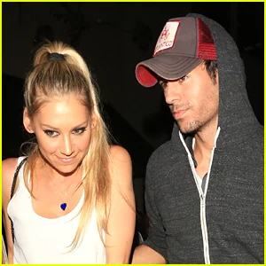Anna Kournikova compartilha a primeira foto dos quatro filhos com Enrique Iglesias