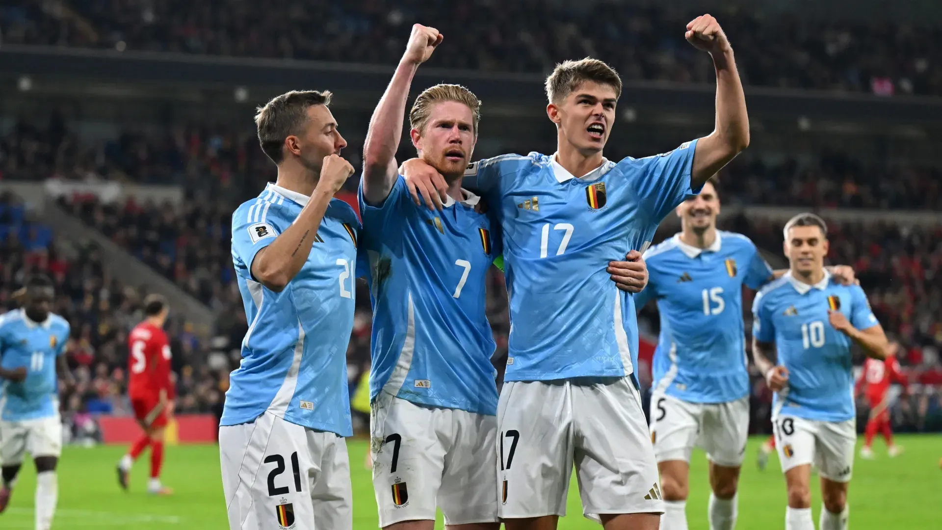 Kevin De Bruyne, da Bélgica, comemora com os companheiros Timothy Castagne e Charles De Ketelaere após marcar contra o País de Gales.