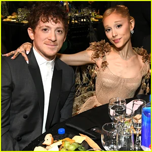 Ariana Grande aparece na história de férias do namorado Ethan Slater no Instagram