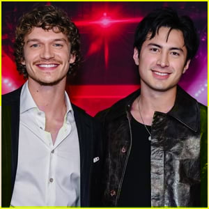 As estrelas de 'Heated Rivalry' Connor Storrie e Hudson Williams surpreendem os fãs no Gay Bar em WeHo!