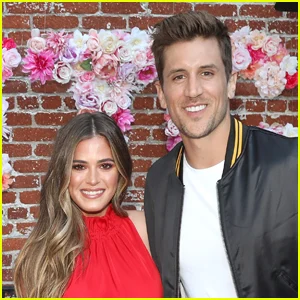 As estrelas de 'The Bachelorette' JoJo Fletcher e Jordan Rodgers dão as boas-vindas ao primeiro filho!