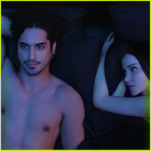 Avan Jogia fica sem camisa na cama com Dove Cameron para as primeiras análises da série '56 Days'