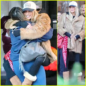 Bella Hadid se veste com estilo extra para cumprimentar amigos e Brooks Nader em Aspen