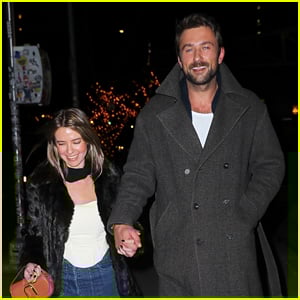 Brandon Sklenar, da empregada doméstica, é visto com sua namorada de longa data, Courtney Salviolo, em Nova York, durante uma turnê de imprensa