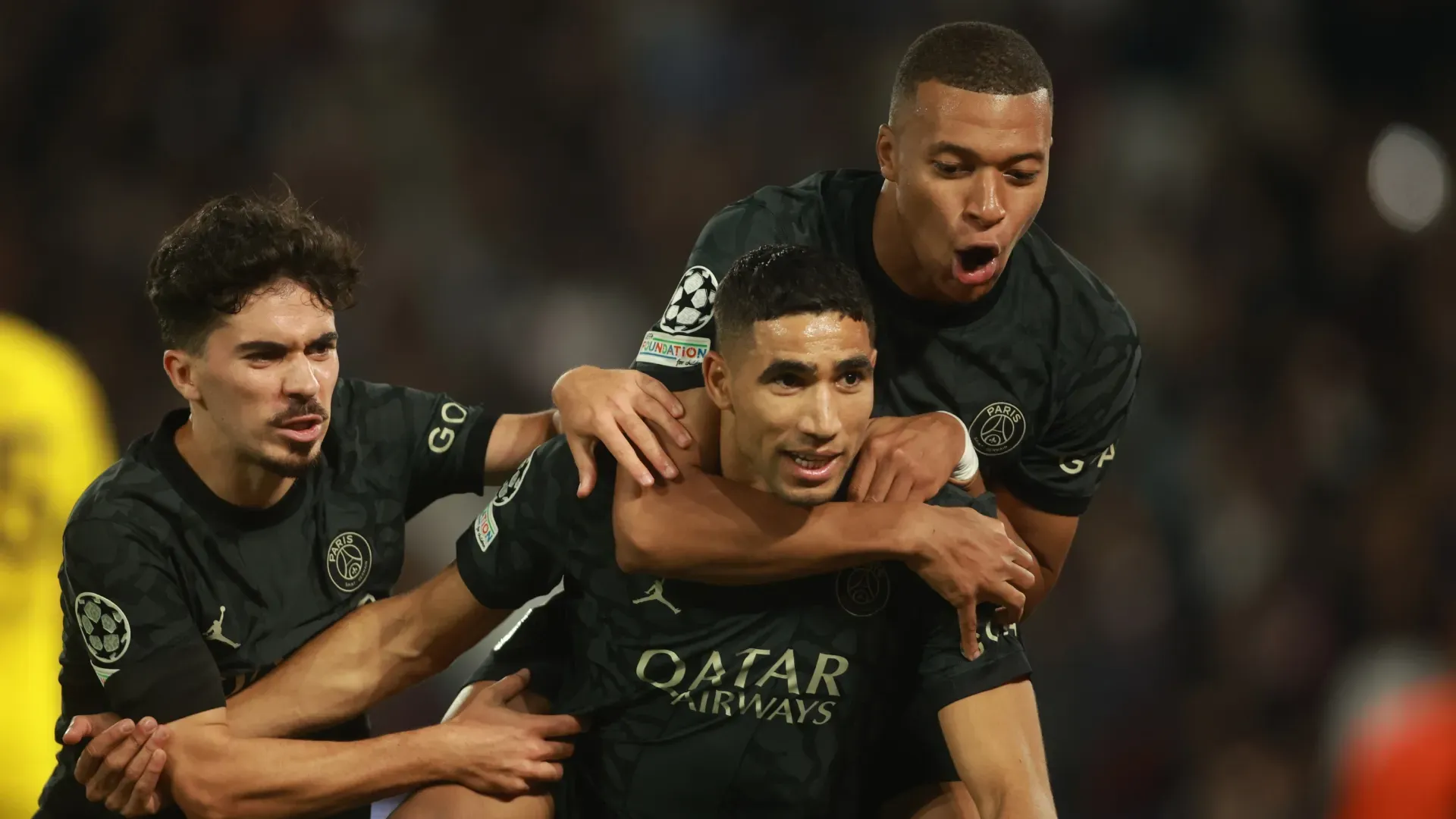 Achraf Hakimi do Paris Saint-Germain comemora com Vitinha e Kylian Mbappe do Paris Saint-Germain.