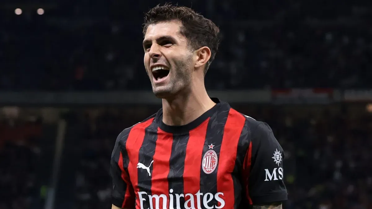 Christian Pulisic, do AC Milan, comemora depois de marcar e dar ao time uma vantagem de 3 a 0 durante a partida das oitavas de final da Coppa Italia Frecciarossa entre AC Milan e US Lecce.
