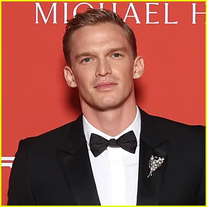 Cody Simpson anuncia retorno oficial à música e revela que está assinando um novo contrato com uma gravadora