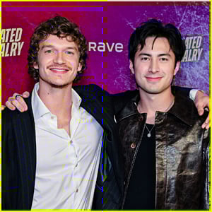 Connor Storrie e Hudson Williams, do Heated Rivalry, explicam suas tatuagens correspondentes de ‘Sex Sells’