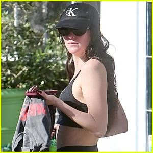 Dakota Johnson parece tonificada com leggings após sessão de treino no Studio City