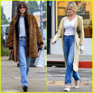 Dakota Johnson se encontra com a mãe Melanie Griffith para fazer compras de Natal em Los Angeles