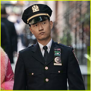 Daniel K. Isaac, de Elsbeth, descobre o corpo tonificado enquanto fica sem camisa no camarim.