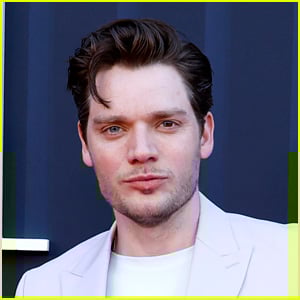 Dominic Sherwood é solteiro ou casado? Conheça a namorada dele, que também é atriz!