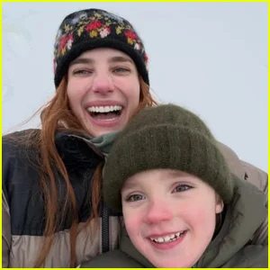 Emma Roberts compartilha foto rara com filho Rhodes no Natal de 2025