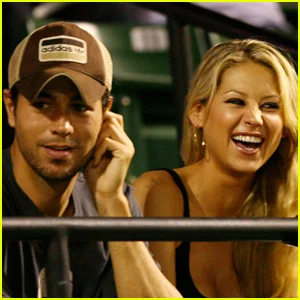 Enrique Iglesias e Anna Kournikova dão as boas-vindas ao bebê nº 4!