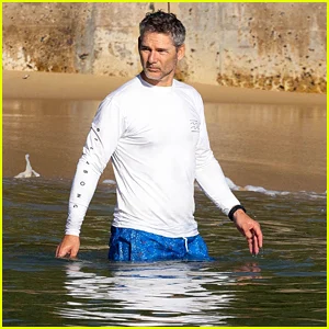 Eric Bana passa a manhã remando e nadando no oceano na praia australiana