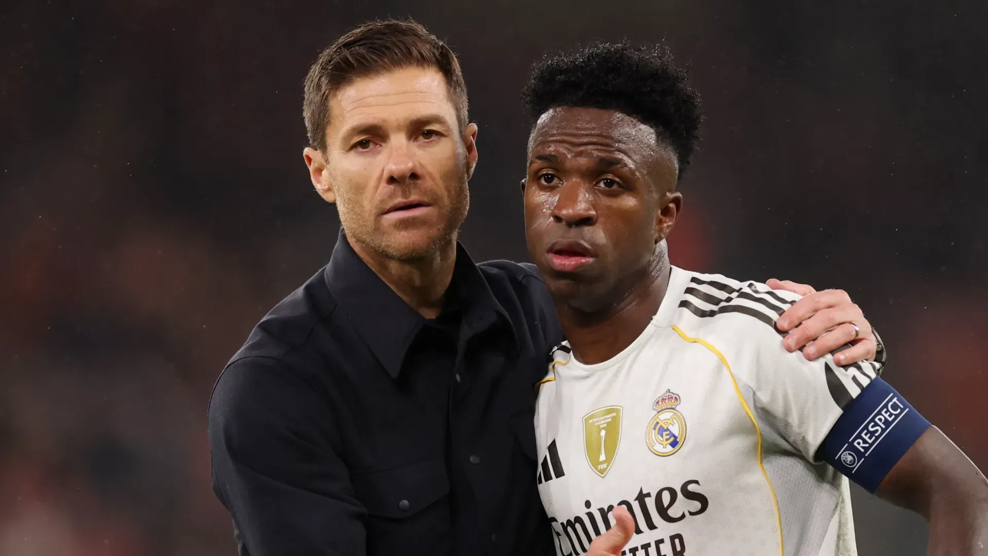 Xabi Alonso, treinador do Real Madrid, consola Vinicius Junior.