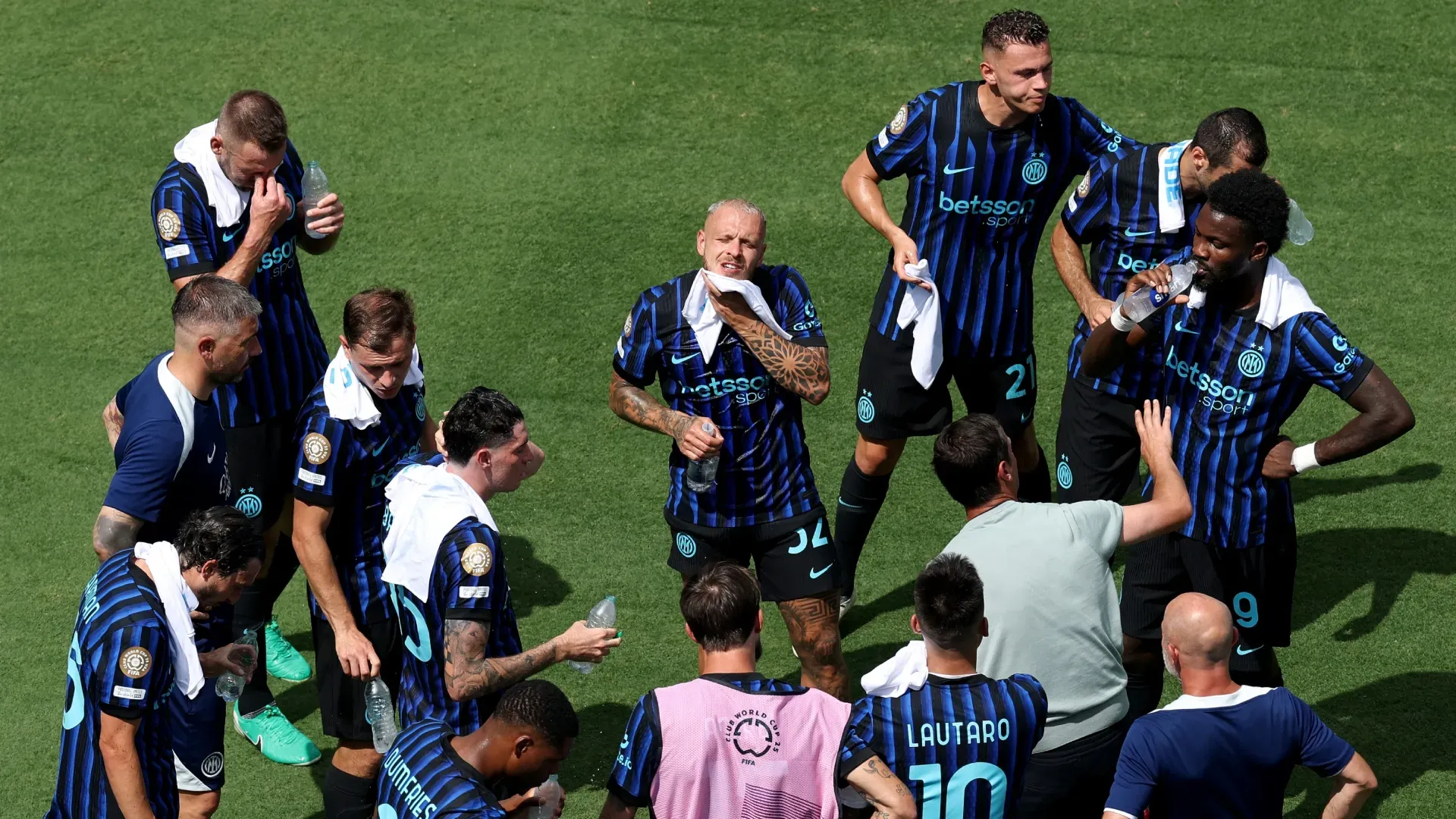 Federico Dimarco #32 do FC Internazionale Milano enxuga a cabeça com uma toalha durante uma pausa para resfriamento na Copa do Mundo de Clubes da FIFA 2025.