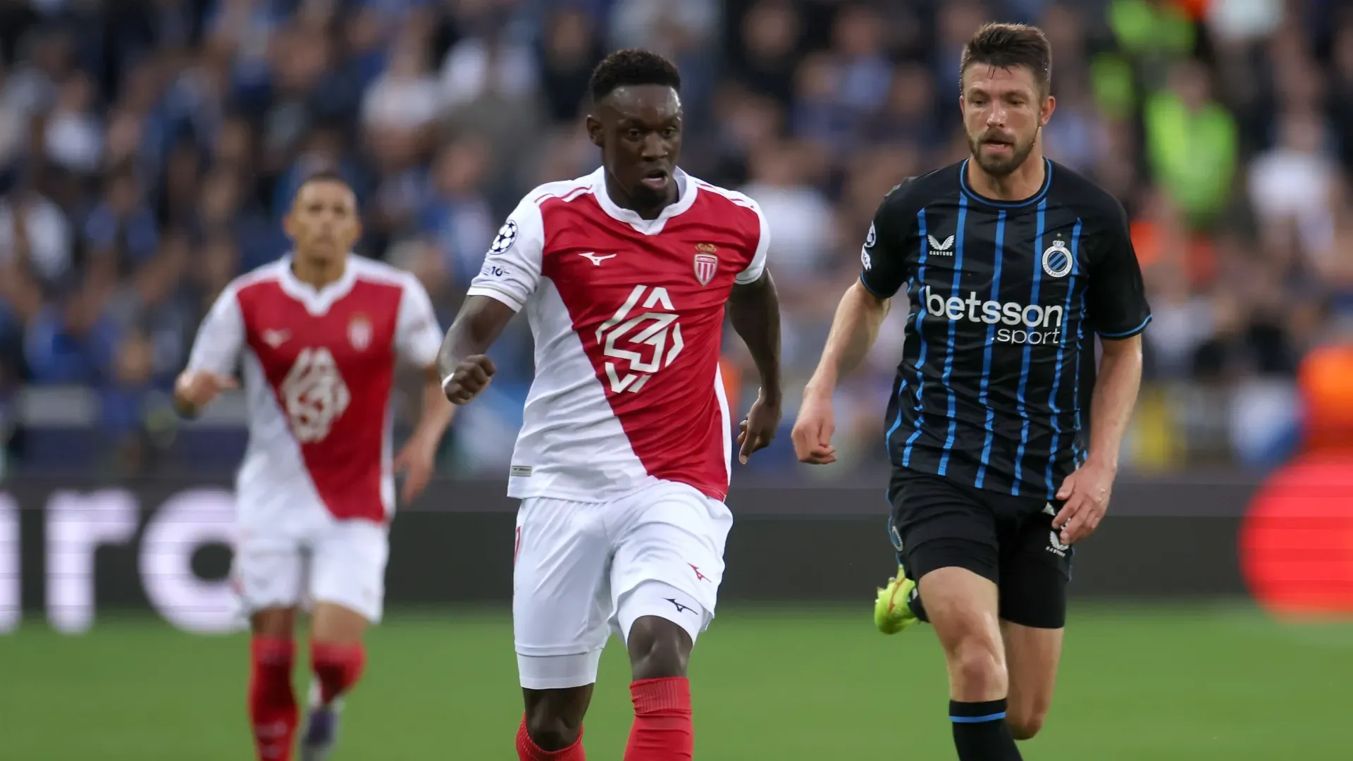 Folarin Balogun, do AS Monaco, luta pela bola com Brandon Mechele, do Club Brugge.