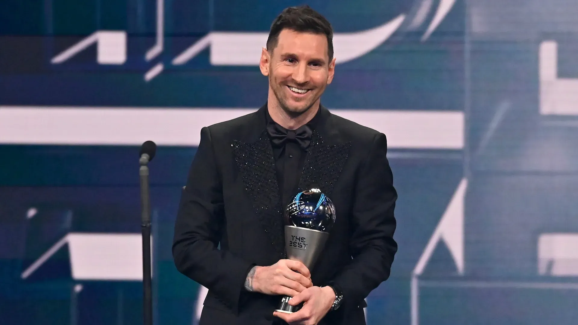 Lionel Messi posa com o prêmio de Melhor Jogador Masculino da FIFA 2022.