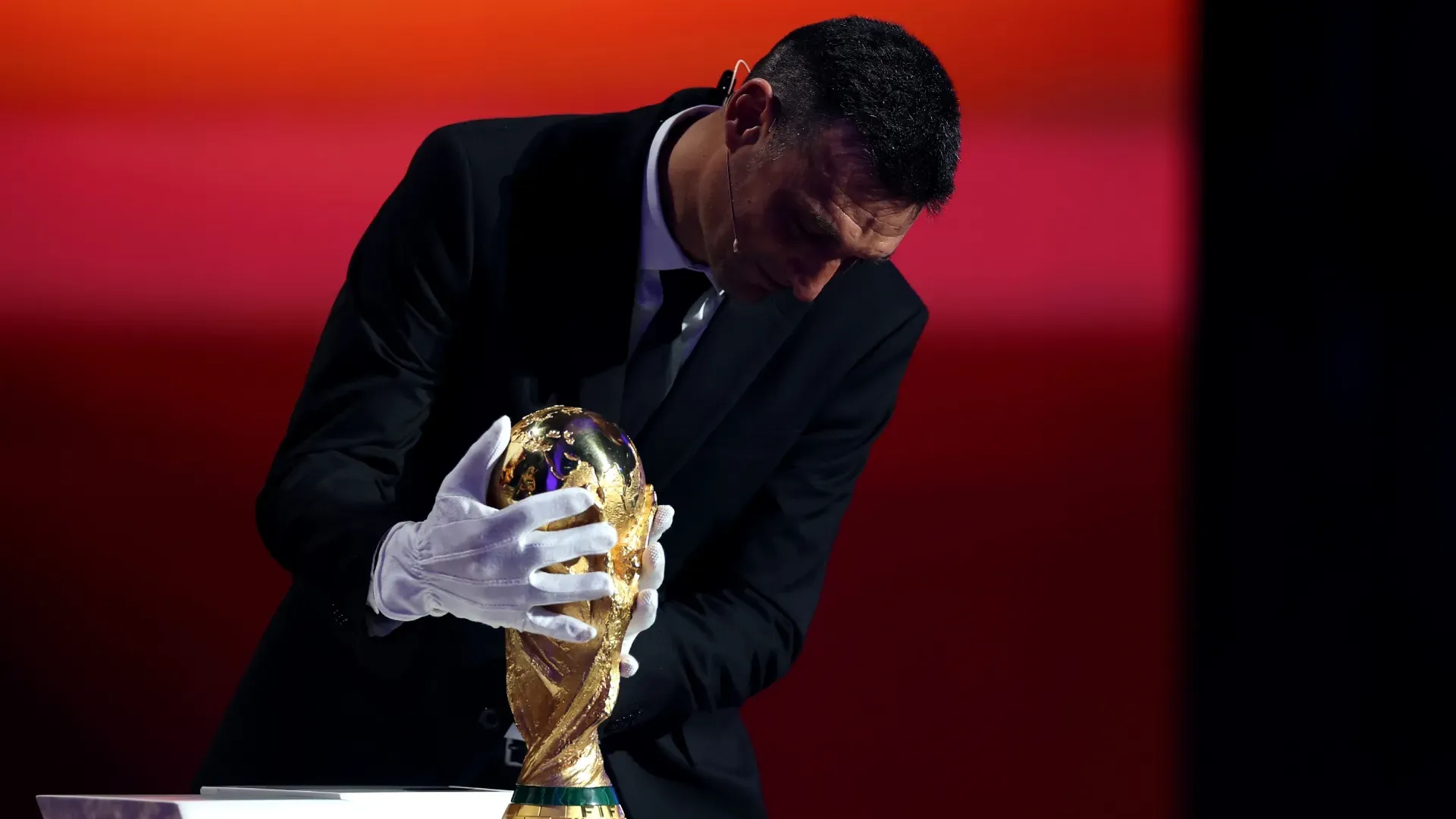 Lionel Scaloni, técnico da Argentina, coloca o Troféu da Copa do Mundo FIFA em um pedestal durante o sorteio oficial da Copa do Mundo FIFA 2026.
