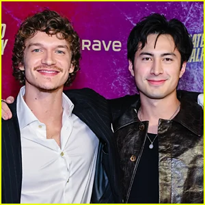 Hudson Williams confirma a cena íntima final de 'Heated Rivalry' que foi improvisada e fez com que o coordenador de intimidade se afastasse e risse