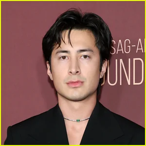 Hudson Williams, do Heated Rivalry, reage ao relato de uma suposta namorada e à análise de atuação negativa