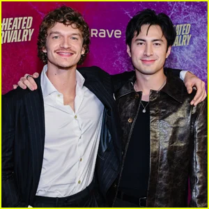 Hudson Williams e Connor Storrie, do Heated Rivalry, estrelarão a série de áudio erótica 'Ember & Ice'!