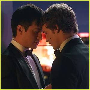 Hudson Williams revela 'dor de estômago' ao filmar uma cena íntima de 'rivalidade acalorada'