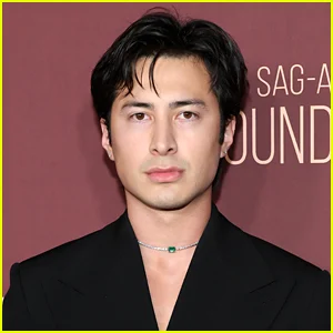 Hudson Williams revela suas cenas favoritas de ‘rivalidade acalorada’ e outro momento que foi improvisado