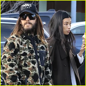 Jared Leto foi descoberto em Aspen com a modelo Thet Thinn antes do Natal