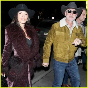Jeff Bezos e Lauren Sanchez Bezos usam chapéus de cowboy combinando para sair à noite em Aspen