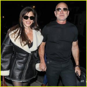 Jeff Bezos e sua esposa Lauren Sanchez Bezos dão as mãos em um encontro noturno em Los Angeles