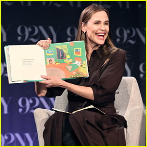 Jennifer Garner participa de evento literário para destacar livros ilustrados