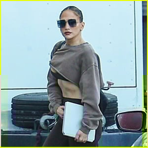 Jennifer Lopez mostra abdômen esculpido em moletom curto