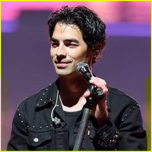 Joe Jonas responde ao crítico perguntando se os Jonas Brothers estão com 'sérias dívidas'
