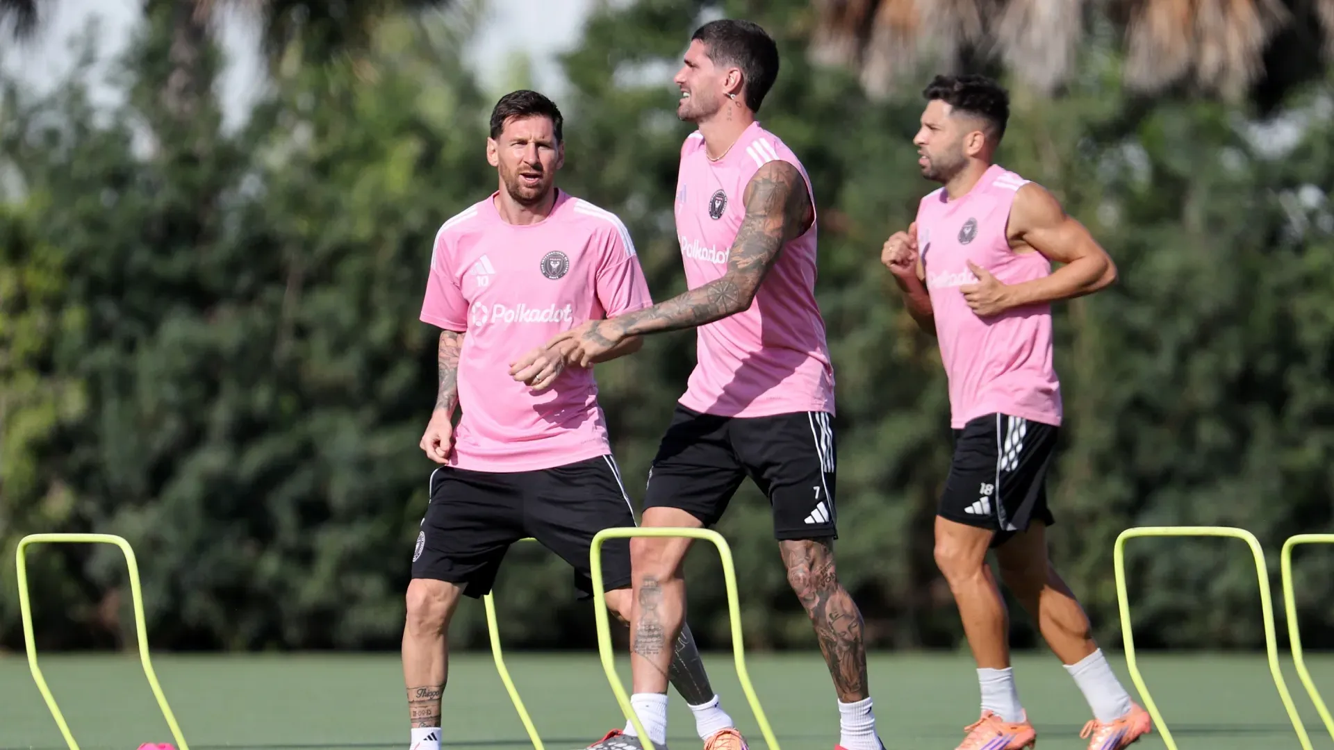Lionel Messi #10, Rodrigo De Paul #7 e Jordi Alba #18 do Inter Miami CF se aquecem durante um treino.