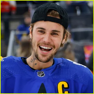 Justin Bieber compartilha adoráveis ​​fotos de Natal do filho Jack, 16 meses, usando chapéu de Papai Noel