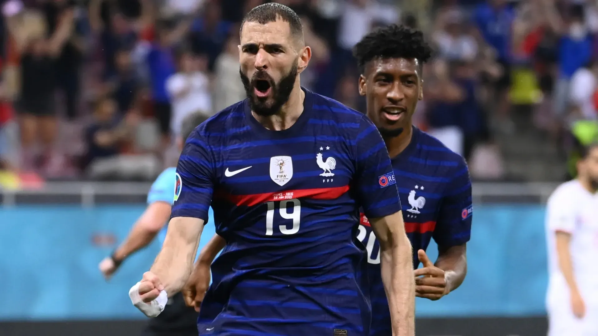 A estrela francesa Karim Benzema marcando um gol