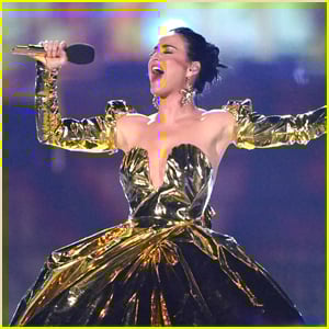 Katy Perry se apresenta nas Pirâmides de Gizé durante evento de Private Bank no Egito - Veja o set list!